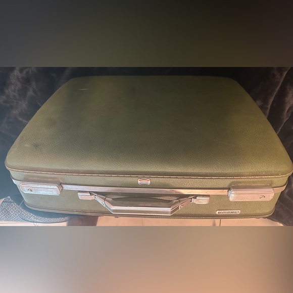Vintage AMERICAN TOURISTER Hard-Shell Suitcase in Olive Green